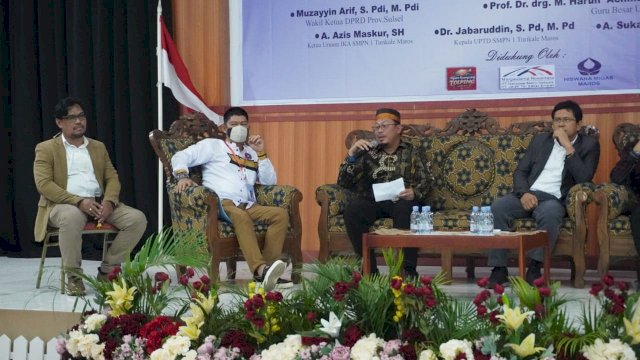 Ikatan Alumni SMP Negeri 1 Turikale menggelar kegiatan sarasehan guru nasional dalam momentun peringatan hari guru yang dilaksanakan di Gedung Serba Guna Maros, Sabtu 27/11/2021.