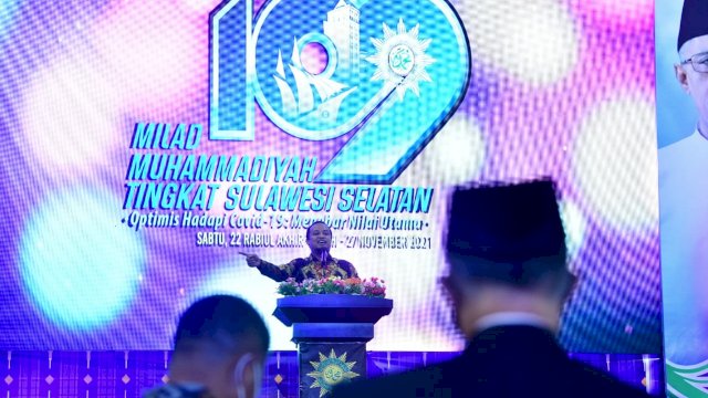 Saat Plt Gubernur Sulsel Andi Sudirman Sulaiman memberikan sambutan dalam acara perayaan 109 Tahun Muhammadiyah yang digelar di Kampus Unismuh Makassar. (Dok: Humas Pemprov)