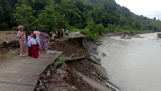 Barru Dilanda Banjir Hingga Longsor Akibat Hujan Lebat, Plt Gubernur Pastikan Bantuan BPBD Provinsi