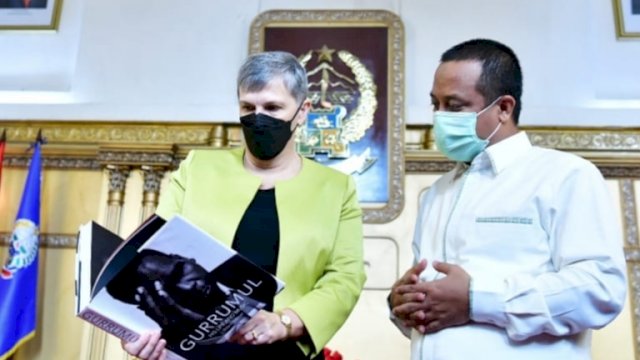 Dubes Australia bersama Plt Gubernur Sulsel di Kantor Gubernur Sulsel, Jalan Urip Sumoharjo Makassar, Minggu (31/10). | Alam/trotoar