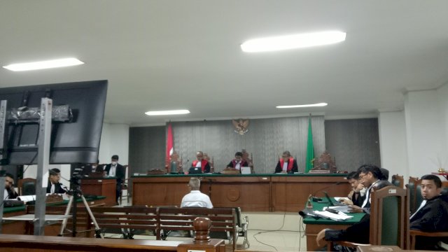 Saat Muh Ali Saleng jadi saksi dalam sidang dugaan korupsi BOK di Bulukumba di Pengadilan Negeri (PN) Makassar, Senin (1/11). | alam/trotoar.