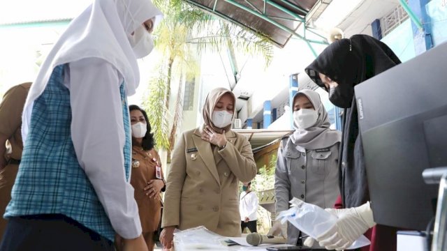 Saat Wakil Wali Kota Makassar pantau pelaksanaan tes GeNose untuk siswa SMP di Makasaar, Senin (1/11). 