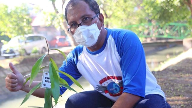 Wali Kota Makassar menanam pohon dalam rangka menyambut HUT Kota Makassar, Minggu (7/11).