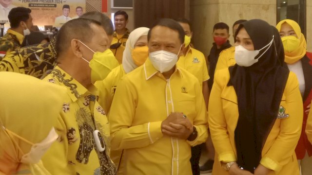 Ketua Bappilu DPP Partai Golkar (tengah) didampingi Ketua DPRD Sulsel Andi Ina Kartika Sari (kanan) saat berada di Hotel Claro Makassar, Minggu (7/11). | (Al/trotoar)
