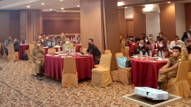 Saat para Kadis Pariwisata melakukan presentasi secara bergantian mengenai pontensi wisata dan kekurangannya di daerah masing-masing, berlangsung di Hotel Almadera, Selasa (9/11). [Alam/trotoar]