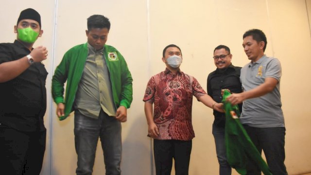 Pemasangan jaket PPP kepada kader barunya, Rabu (10/11). [Ist]