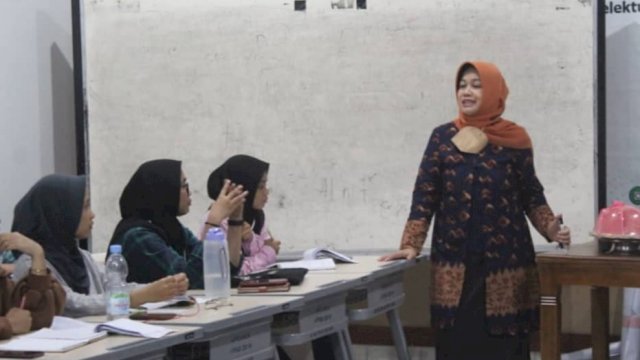 Ketua Golkar Sinjai Andi Kartini Ottong saat membawakan materi dalam LKK Korps HMI Wati di Kota Makassar, Jumat (26/11). [Ist]