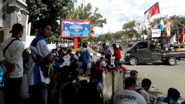 Ratusan buruh tengah menduduki halaman Kantor Gubernur Sulsel, Jalan Urip Sumoharjo, Kota Makassar, Sulawesi Selatan, Senin, 29 November 2021. // Dok: Alam/trotoar.
