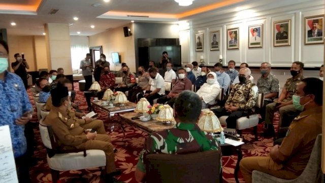 Plt Gubernur Sulsel saat memimpin Pertemuan soal penyerangan dua asrama mahasiswa di Makassar yang berlangsung di Kantor Gubernur Sulsel, Jalan Urip Sumoharjo, Senin (29/11).
