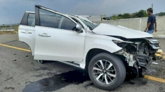 Mobil yang diduga ditumpangi Vanessa dan Suaminya, Kamis (4/11). (Istimewa)