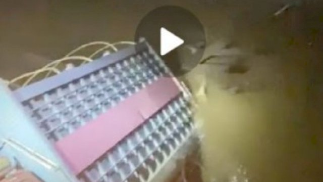 Truk jatuh ke Sungai akibat jembatan alternatif yang dilaluinya rubuh diduga akibat tak mampu menahan beban berat truk. (Tangkapan layar), Senin (8/11). (trotoar)