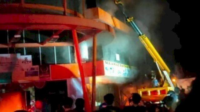 Kebakaran di Mall Bulukumba, Selasa (9/11). (Istimewa)
