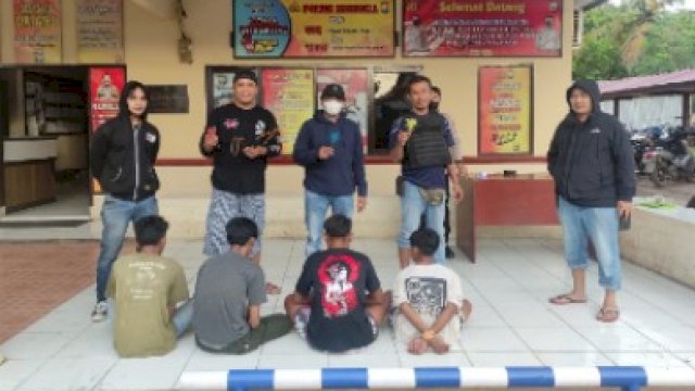 Empat pelaku begal yang diamankan petugas Polsek Manggala, Makassar, Selasa (9/11).