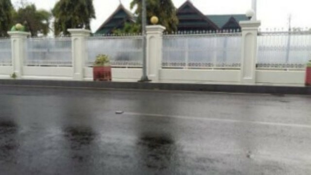 Pagar Rujab Bupati Bulukumba diberi penutup berwana bening, terlibat di gambar. (Rubrik).