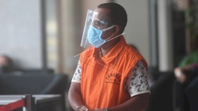 Terdakwa Sekretaris Dinas PU Sulsel Edy Rahmat diperiksa usai diperiksa di gedung KPK, Jakarta, Rabu (14/4/2021). Edy terkait dengan kasus dugaan suap proyek infrastruktur di lingkungan Pemerintah Provinsi Sulawesi Selatan yang juga melibatkan Gubernur nonaktif Sulsel Nurdin Abdullah. ANTARA FOTO/Akbar Nugroho Gumay/rwa.
