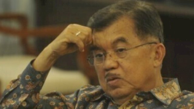 Jusuf Kalla tampak seperti kebingungan. || Sumber foto: merdeka.com/arie basuki.
