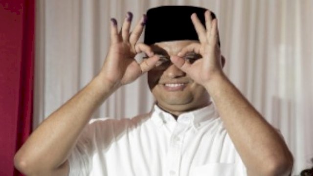 Gubernur DKI Jakarta, Anies Baswedan usai memberikan hak pilih pada Pemilihan Gubernur di TPS 28 Cilandak Barat, Jakarta, Rabu (19/4). tirto.id/Naomi Pardede