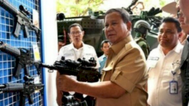 Prabowo Subianto memegang sebuh senjata laras panjang, (2019/Kemenhan).