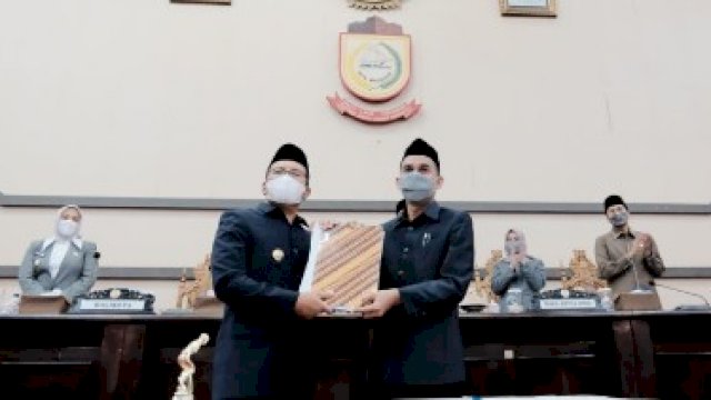 Wali Kota dan Ketua DPRD Makassar menetapkan APBD 2022 menjadi Perda.