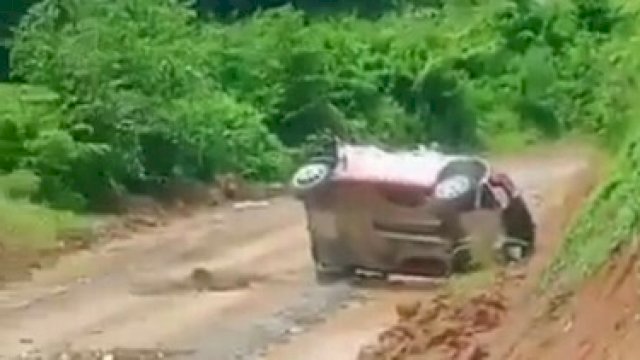 Kondisi mobil Bamsoet usai terguling-guling, [tangkapan layar] 