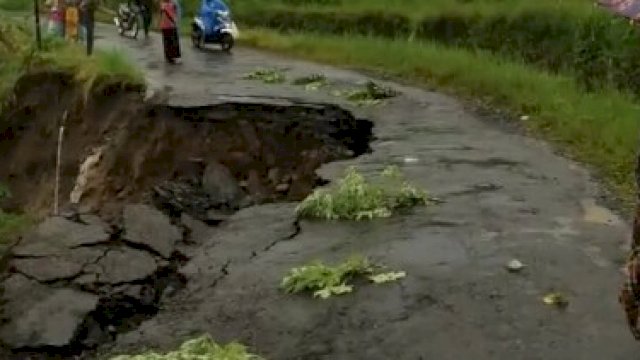 Longsor jalan Poros Sinjai-Malino. Tepatnya di Desa Arabika, Kecamatan Sinjai Barat, pada Minggu, 28 November 2021, sore. (Dok: Citizen report)