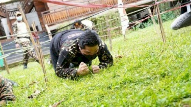 Erick Thohir tampak merayap di tanah saat mengikuti diklat Banser. Minggu (28/11). / Ist
