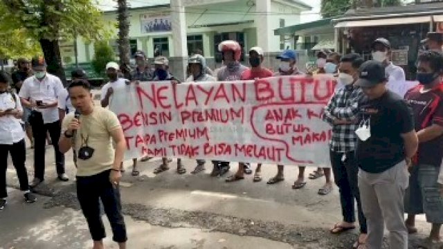 Aksi demonstrasi sekelompok pemuda membawa aspirasi nelayan di Makassar. 