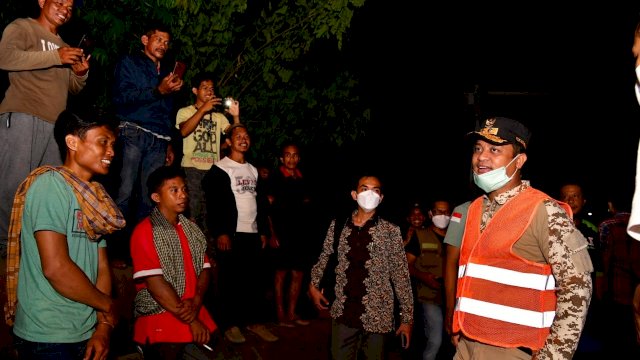 Plt Gubernur Sulsel Andi Sudirman Sulaiman Menyapa Warga Walenrang saat meninjau Lokasi Robohnya jembatang 
