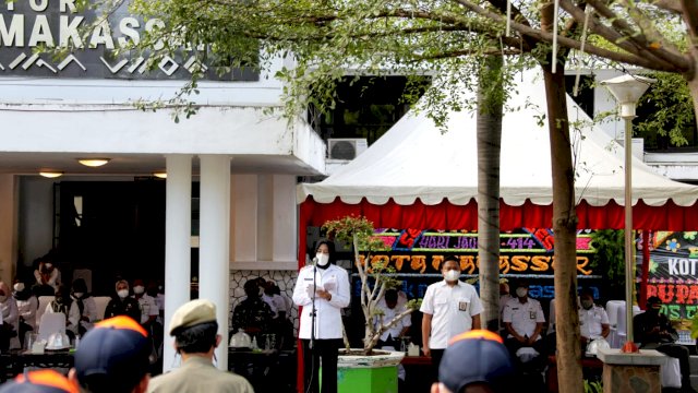 Wakil Wali Kota Makassar Fatmawati Rusdi Memimpin upacara Peringatan Hari Pahlawan 10 November dihalaman kantor Balaikota Makassar. Rabu (10/11/2021).
