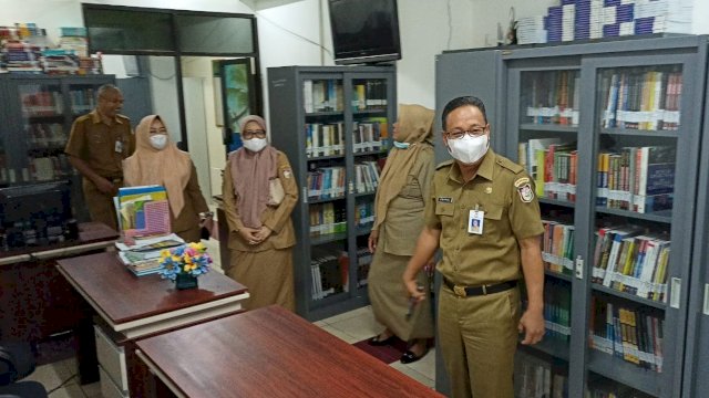  Plt. Sekretaris DPRD Kota Makassar Dahyal, S.Sos. melakukan pengecekan di sejumlah titik krusial gedung DPRD Kota Makassar usai apel pagi dilaksanakan, Senin (04/10/2021).
