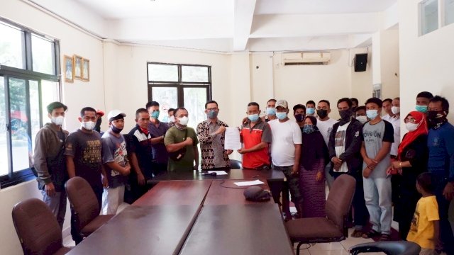 Sejumlah tenaga kebersihan Kecamatan Tamalanrea menyambangi DPRD Kota Makassar. menyampaikan aspirasi terkait pemberhentian secara sepihak yang diduga dilakukan oleh oknum kecamatan Tamalanrea.