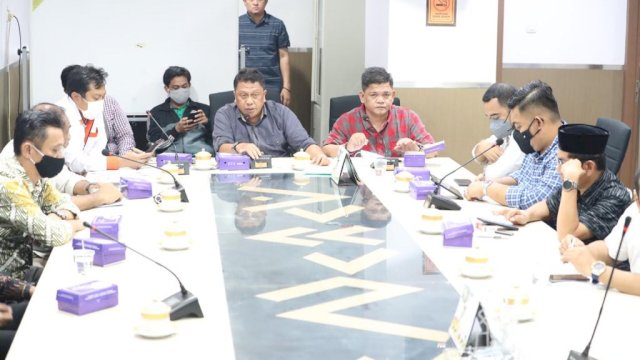  Komisi C DPRD Makassar menggelar Rapat Dengar Pendapat (RDP) terkait Amdalin Apartemen Royak yang menjadi sorotan kelompok Mahasiswa yang mengatasnamakan Aliansi Mahasiswa Peduli Rakyat (AMPR) 