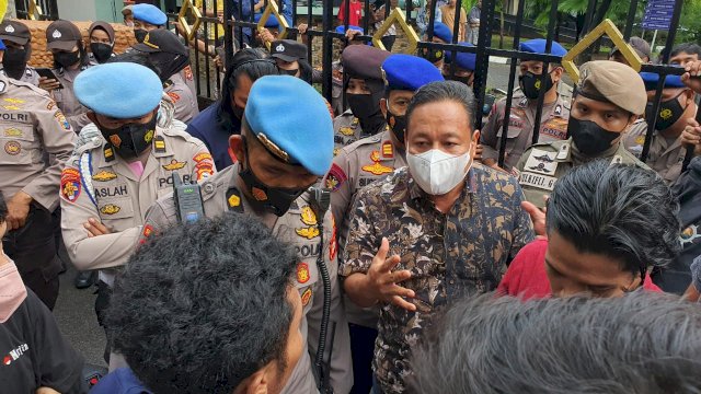  Pelaksana Tugas Sekretariat DPRD Kota Makassar, Dahyal menerima sejumlah kelompok mahasiswa yang menyampaikan aspirasi tepoat dihari Sumpah Pemuda, Kamis (28/10).&nbsp;