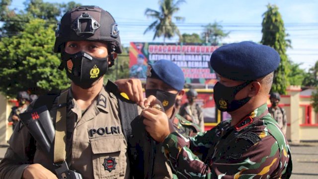 Resmi Bergabung Di Batalyon C Pelopor, 15 Personel Bintara Remaja Disambut Dengan Acara Tradisi