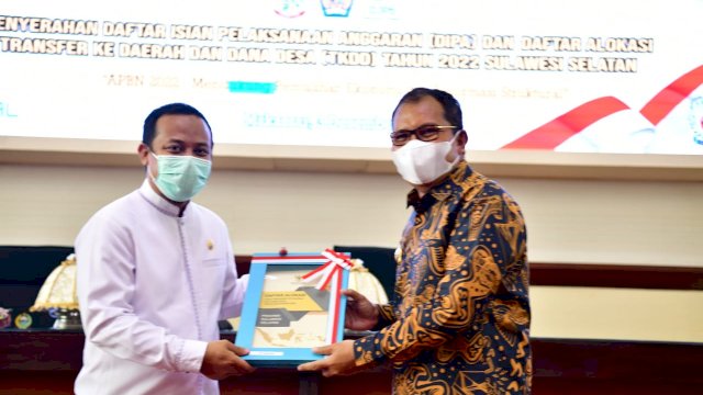 Plt Gubernur Sulsel menyerahkan DIPA ke Wali Kota Makassar.