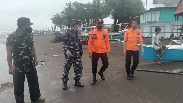 Gerak Cepat Posmat TNI AL Takalar Selamatkan Warga Galesong Terdampak Abrasi Diterjang Ombak