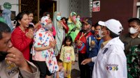Pastikan Logistik 3.600 Pengungsi Terpenuhi, Danny Terjang Banjir Setinggi Dada