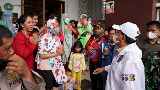 Pastikan Logistik 3.600 Pengungsi Terpenuhi, Danny Terjang Banjir Setinggi Dada