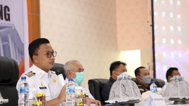 Bupati Bantaeng memimpin rapat koordinasi.