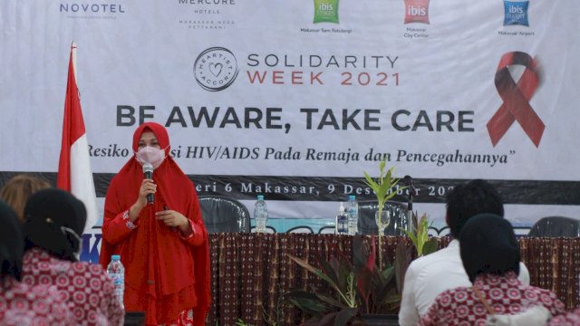 (Foto : dari kiri ke kanan &ndash; dr. Risma Wachyuni, Kepala SMKN 6 Makassar &ndash; H. Amar Bachti S,Pd.,MM., General Manager Novotel Makassar &ndash; Whisnu Wijaya)
