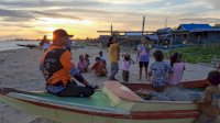 Andi Utta Blusukan di Pesisir, Warga: Kami Butuh Listrik, MCK, Air Bersih, dan Keamanan Atas Abrasi Pantai