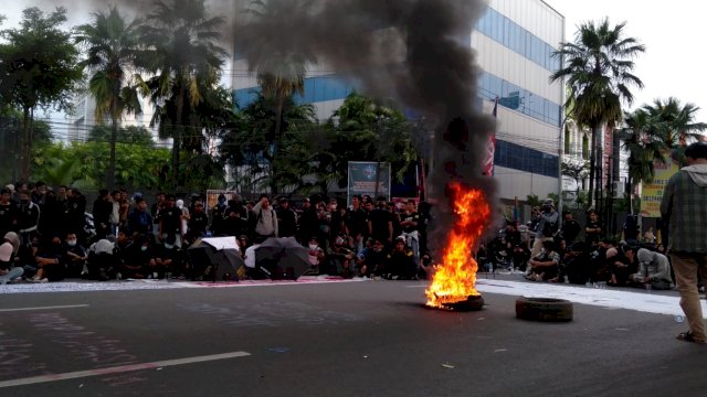 Aksi demonstrasi di bawah Fly Over Makasaar, yang diikuti ratusan massa aksi, Jumat (10/12). TROTOAR/Alam