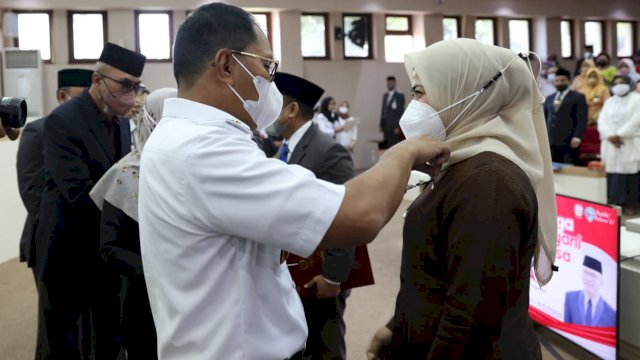 Danny Beri Tanda Kehormatan dan Pin Emas Kepada Pegawai yang Telah Bekerja 10 Tahun ke Atas di Pemkot Makassar