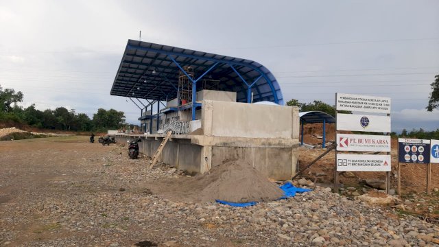 Sejumlah pekerja melakukan aktivitas di lokasi pembangunan stasiun kereta api jalur Makassar-Parepare di Desa Marumpa, Kecamatan Marusu, Kabupaten Maros, Kamis (16/12/2021). foto: istimewa.