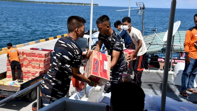 Kapal Perang TNI AL Lantamal VI Angkut Bantuan Logistik Korban Gempa Ke Pulau Terluar Selayar