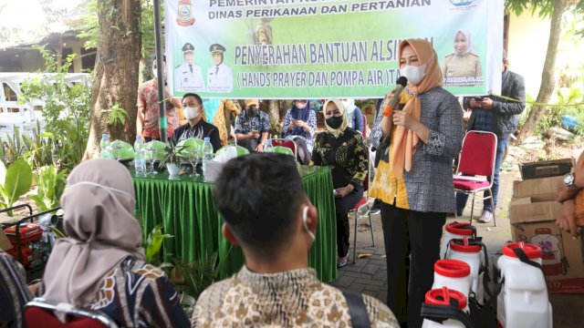 Fatmawati Rusdi Serahkan Bantuan Alsintan 100 Unit Hand Sprayer Kepada Kelompok Tani Makassar