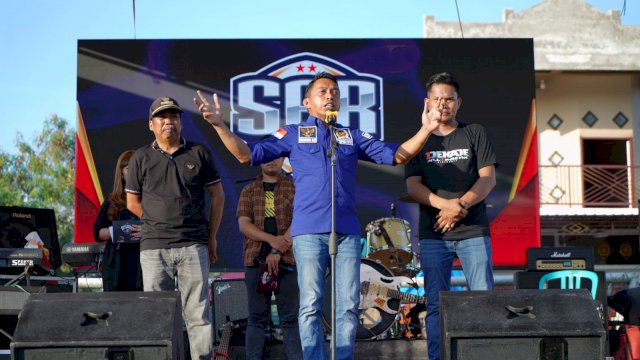 Hadiri kegiatan 1 Dekade Mr Lombek, Syarat Jayalah Selalu