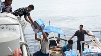 Kapal Perang TNI AL Angkut Bantuan Langsung Disambut Perahu Nelayan Di Pulau Kalaotoa Selayar