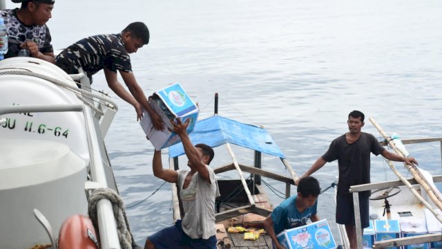 Kapal Perang TNI AL Angkut Bantuan Langsung Disambut Perahu Nelayan Di Pulau Kalaotoa Selayar