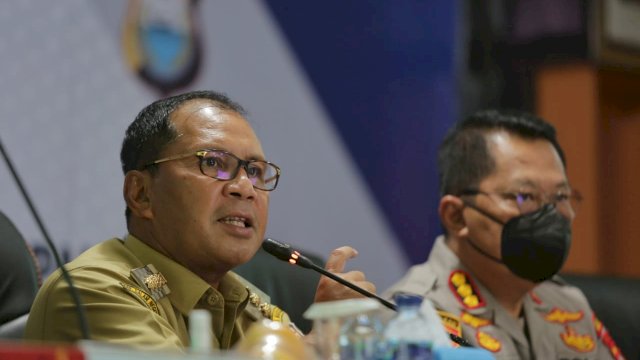 Trotoar.id, Makassar - Jelang perayaan Hari Natal dan Tahun Baru, Pemerintah Kota bersama Polrestabes Makassar menggelar rapat koordinasi kesiapan operasi lilin tahun 2021, bertempat Aula Mappaodang Polrestabes Makassar. Senin (20/12/2021).